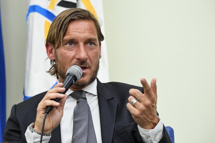 Francesco Totti cravatta grigia
