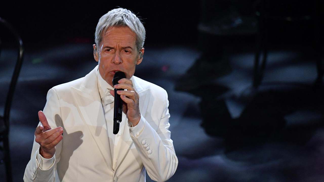 Claudio Baglioni si esibisce al Festival di Sanremo